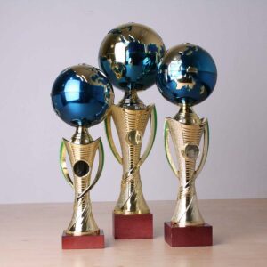 Кубок К1825А на дерев'яній основі з глобусом h38см