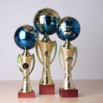 Кубок К1825С на деревянной основе с глобусом h29см.