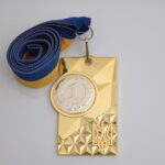 Медаль МА088 золото зі стрічкою прямокутна з гербом України Жетон D25мм (65*40мм)