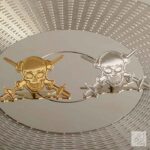 Значок нестандартний Шпагі з черепом