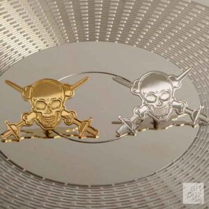 Значок нестандартный Шпаги с черепом