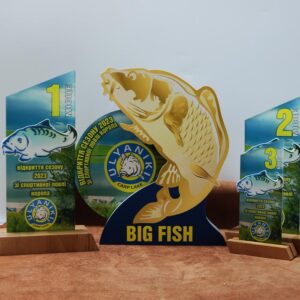 Приз акриловий Спортивна риболовля Коропа ULYANIKI 18x45см АРТПРИЗ PASR45