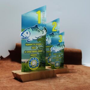 Приз акриловий Спортивна риболовля Коропа ULYANIKI 18x45см АРТПРИЗ PASR45