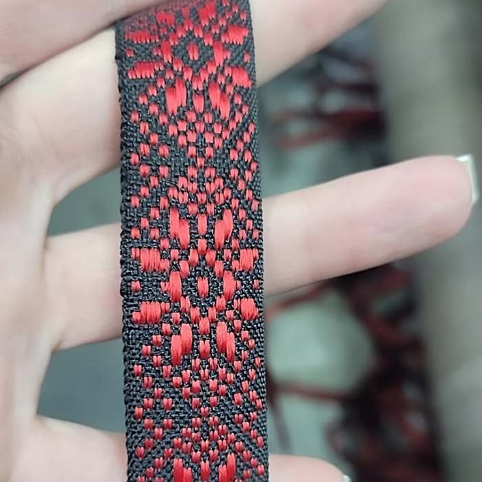 Стрічка червоно-чорна орнамент для медалей з затиском і карабіном 20мм OBR20