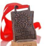 Медаль лита ЗДОРОВА МОЛОДЬ СИЛЬНА УКРАЇНА 50x70см АРТПРИЗ 3140M3