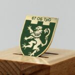 Значок металлический нагрудный военный 67 Об ТрО размер 30x23mm 1157Z3