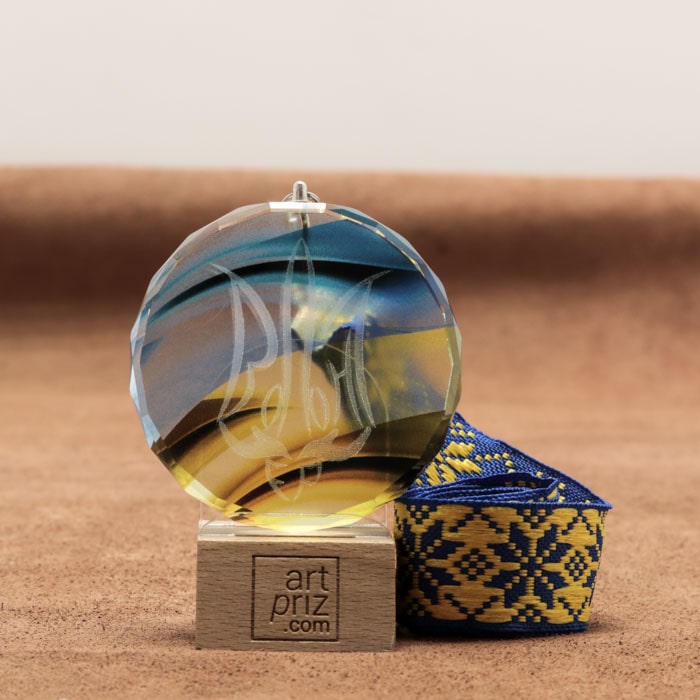 Медаль скляна з гранями Д70мм GL-89I з синьо-жовтой стрічкой з національним орнаментом