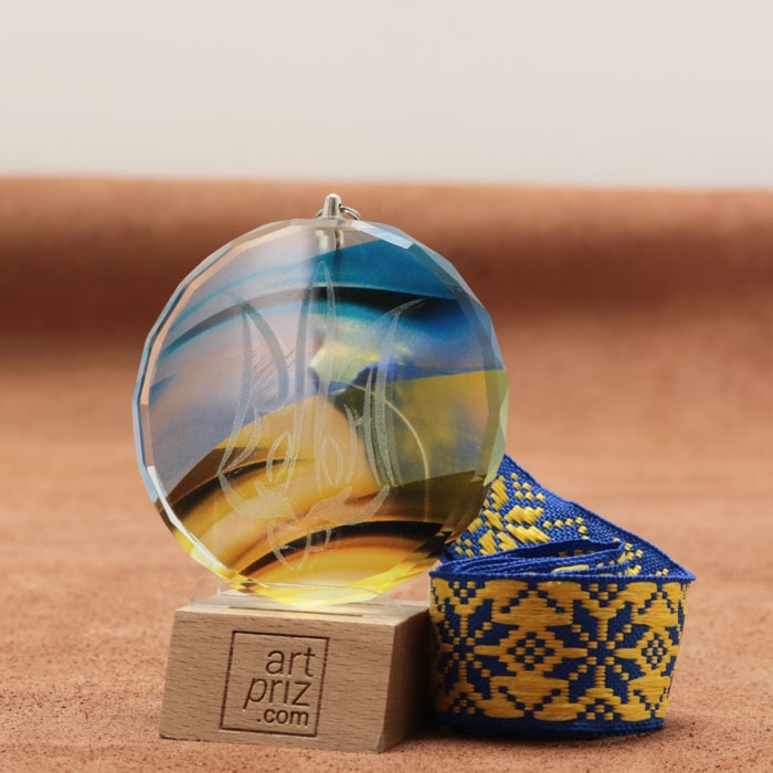 Медаль скляна з гранями Д70мм GL-89I з синьо-жовтой стрічкой з національним орнаментом