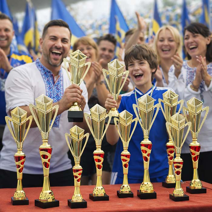 Кубок нагородний K5103B золото-червоний з ручками на дерев’яній основі H49см