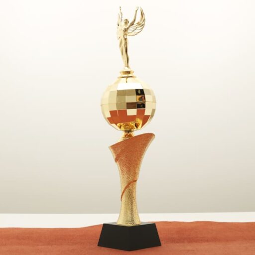 Кубок нагородний K6142C золотий зі статуеткою Ніка на дерев’яній основі H38см