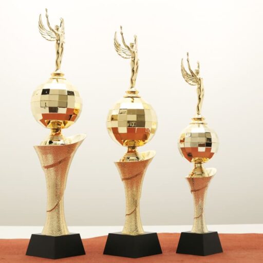 Кубок нагородний K6142C золотий зі статуеткою Ніка на дерев’яній основі H38см