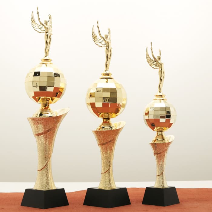 Кубок нагородний K6142C золотий зі статуеткою Ніка на дерев’яній основі H38см