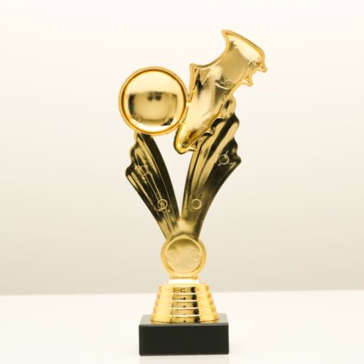 Статуетка “Атака чемпіонів” h20,5 см - футбольна нагорода з м’ячем та бутсою | Артприз SC205