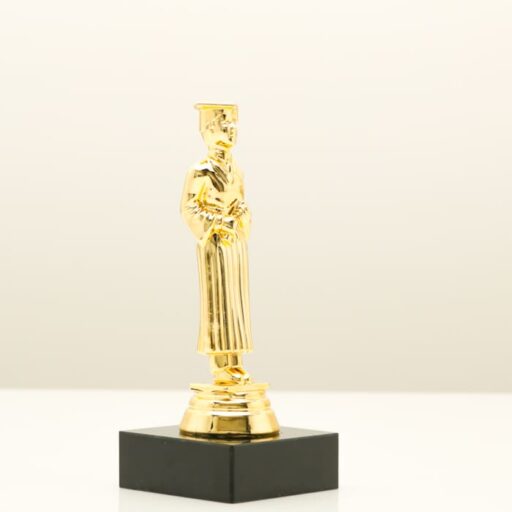 Статуетка Випускник тематична нагорода для  учбових закладів h 15 см