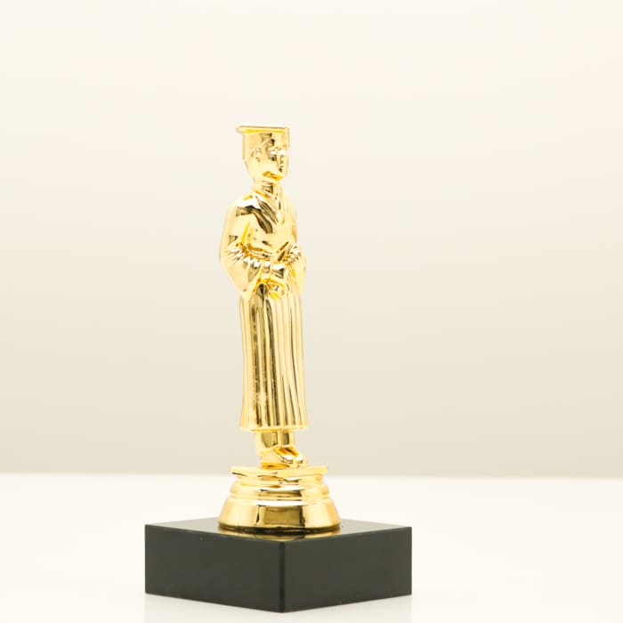 Статуетка Випускник тематична нагорода для  учбових закладів h 15 см